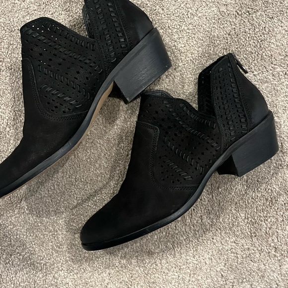 Vince Camuto Black Prasata Cutout Leather Ankle Bootie - Picture 7 of 8